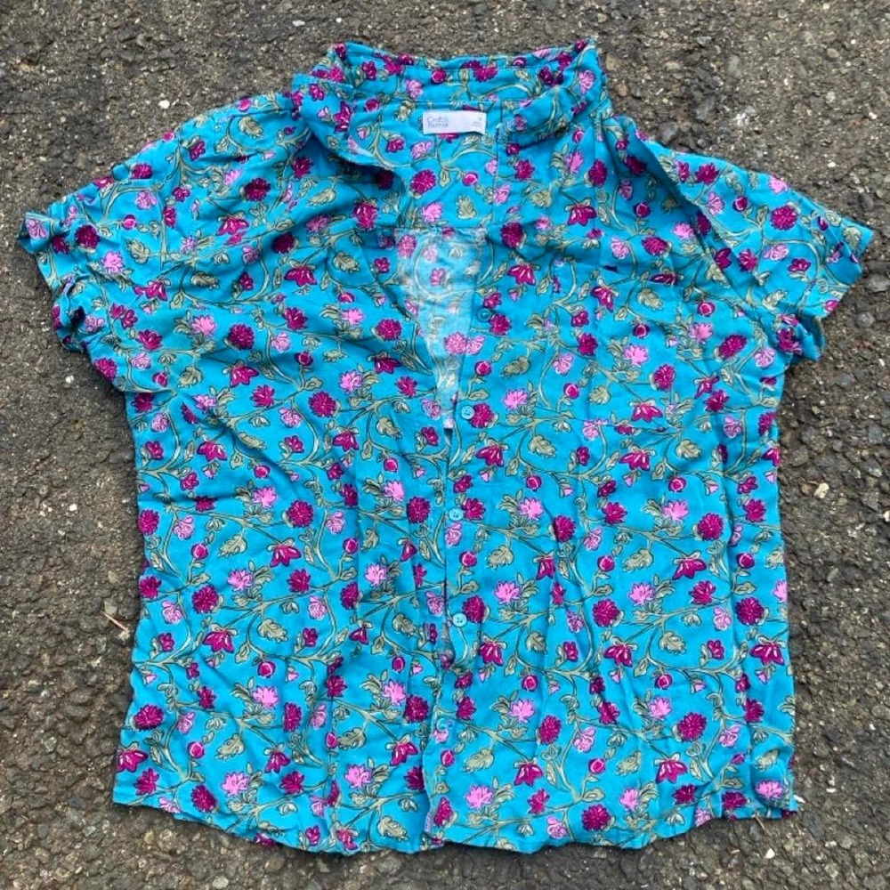 Croft & Barrow blue floral button up blouse in rayon great for hiking